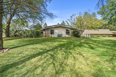 108 E Oak Crest Dr unit 110, Wales, WI 53183 - photo 2