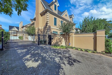 1718 A Nantucket Dr. Beautiful front patio home wi