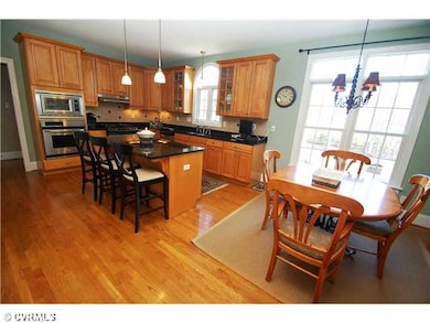 Kitchen - Gorgeous eat-in kitchen with granite cou