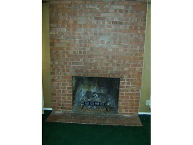 FIREPLACE WITH GAS LOGS