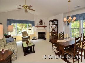 Great Room w/vaulted ceiling