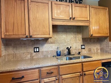 5207 SW 31st St, Topeka, KS 66614 - photo 5