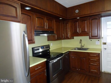 526 S 18 1 2 St, Reading, PA 19606 - photo 4