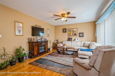 02_17LongviewRoad_1_LivingRoom_HiRes