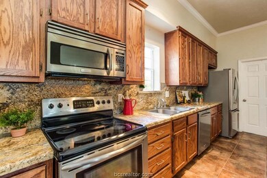  Kitchen completed with stainless steel appliances