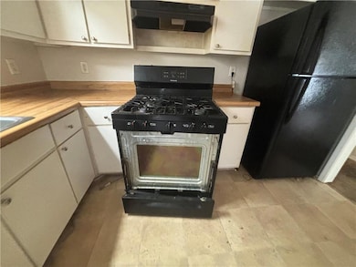 Kitchen with extractor fan, range with gas cooktop