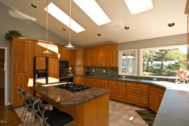 KITCHEN - ANOTHER VIEW