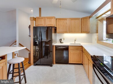 10902 Maple St, Fairfax, VA 22030 - photo 4