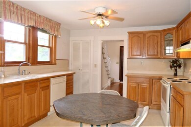 1 Holden Place, Woburn, MA 01801 - photo 5