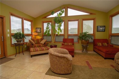 4-seasons room with vaulted ceilings and wonderful