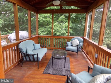 18096 Tompkins Ct, Dumfries, VA 22026 - photo 4