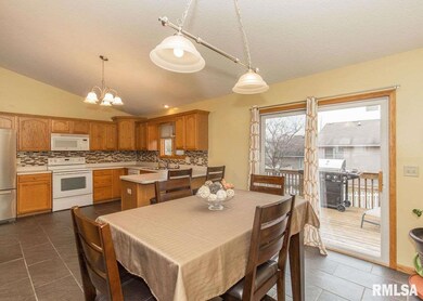 6141 N Thornwood Ave, Davenport, IA 52806 - photo 6