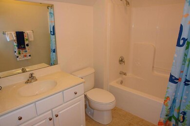 1605 EDGEBROOK RD- BATH UP