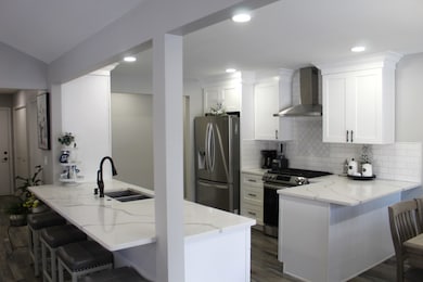 908 Glenmore Ln, Elgin, IL 60124 - photo 4