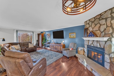 W243S7330 Greenbriar Dr, Waukesha, WI 53189 - photo 7