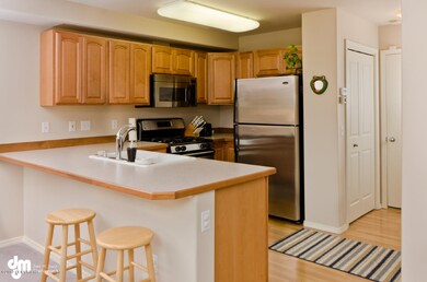 Kitchen & Breakfast Bar