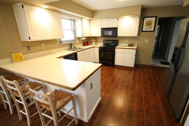 Kitchen w/ breakfast bar & dine in area