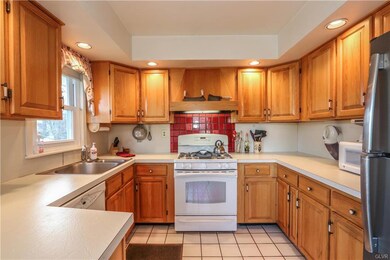 3434 Thomas Cir, Whitehall, PA 18052 - photo 4