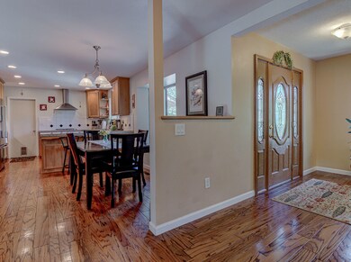 kitchen to entry