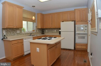 13098 Park Crescent Cir, Herndon, VA 20171 - photo 4