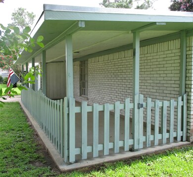 3722 Cambridge St, Alvin, TX 77511 - photo 5