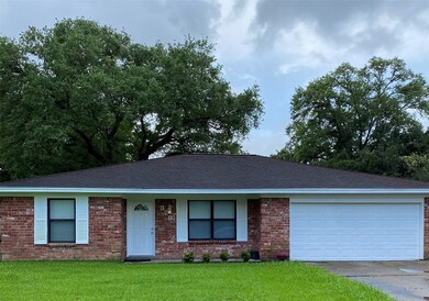 329 Coventry Ln, Alvin, TX 77511 - photo 2