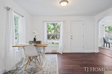 008-3375 7th St-8_m