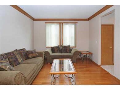 Living Room. Hardwood Flooring