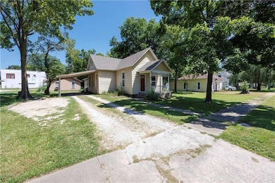 330 N 13th St, Fredonia, KS 66736 - photo 2