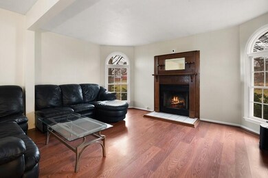 02_725SM140_1_LivingRoom_LowRes