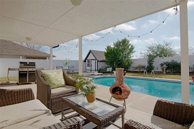 Nice covered patio!
