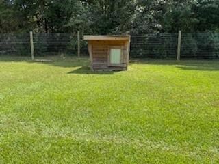 View of yard featuring an outbuilding