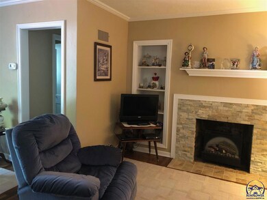 1910 SW Arnold Ave, Topeka, KS 66604 - photo 2