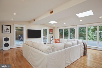 8903 Charred Oak Dr, Bethesda, MD 20817 - photo 6