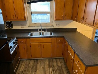 5301 Hedgewood kitchen