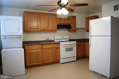 811 Regis Ct, Halethorpe, MD 21227 - photo 3