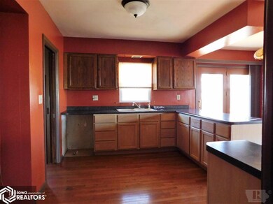 121 S 8th Ave W, Newton, IA 50208 - photo 5