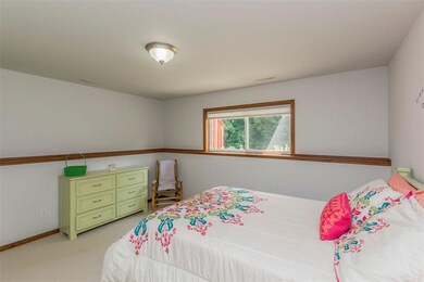 3916 Cedar Bluff Ct NE, Cedar Rapids, IA 52411 - photo 4