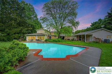 938 Meadow Cir, Bethlehem, PA 18017 - photo 2