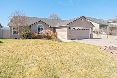 119 Meadowbrook Dr, Central Point, OR 97502 - photo 2