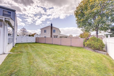 4 Carmans Ct, Farmingdale, NY 11735 - photo 4