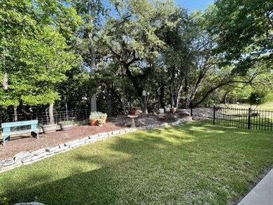 621 Courtney St, Fredericksburg, TX 78624 - photo 2