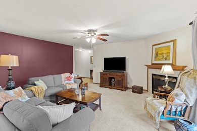 1017 Brookdale Dr unit 1017, Carpentersville, IL 60110 - photo 5