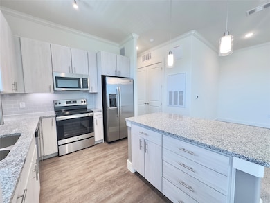 Stainless steel appliances, soft-close drawers, gr