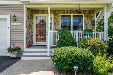 7 Arbor Cir, Litchfield, NH 03052 - photo 3