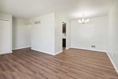 21121 Hayes Ave unit 15, Eastpointe, MI 48021 - photo 5