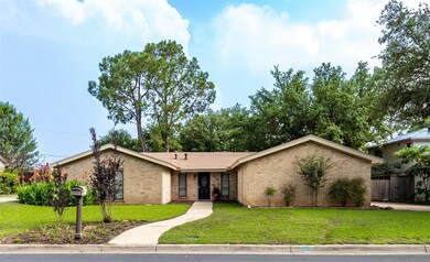 209 E Louella Dr, Hurst, TX 76054 - photo 2