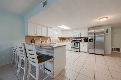 A well-designed U-shaped layout offers abundant st