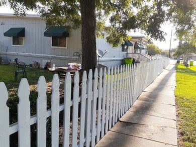 1221 Houston St, Rosenberg, TX 77471 - photo 2