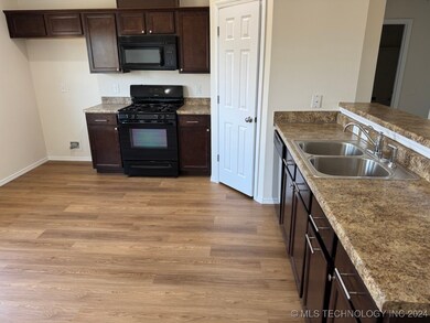 14885 S Hickory Place, Glenpool, OK 74033 - photo 3